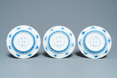Six assiettes en porcelaine de Chine en bleu et blanc &agrave; d&eacute;cor floral, marque de Chenghua, Kangxi