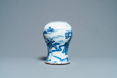 Een Chinese blauw-witte vaas met figuratief decor, Kangxi