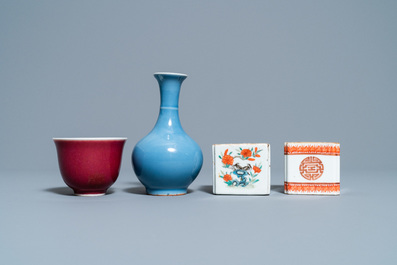 Deux lave-pinceaux, un vase en bleu monochrome et un bol en sang de boeuf en porcelaine de Chine, 19/20&egrave;me