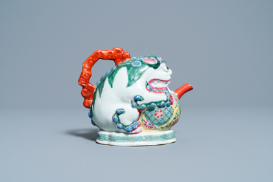 Une verseuse en forme de lion bouddhiste en porcelaine de Chine famille rose, Qianlong/Jiaqing
