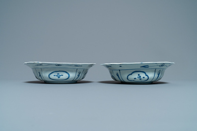 Une paire de bols de type 'klapmuts' en porcelaine de Chine en bleu et blanc de type kraak, Wanli