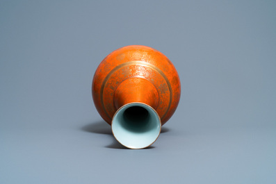Een Chinese flesvormige vaas met verguld decor op koraalrode fondkleur, Guangxu merk en periode