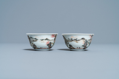 Une th&eacute;i&egrave;re et une paire de tasses et soucoupes en porcelaine de Chine, Yongzheng