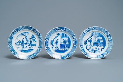 Trois assiettes en porcelaine de Chine bleu et blanc &agrave; d&eacute;cor de 'Longues Dames', marques de Jiajing et Xuande, Kangxi