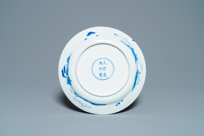 Un plat en porcelaine de Chine en bleu et blanc &agrave; d&eacute;cor d'une sc&egrave;ne du 'Xi Xiang Ji', marque et &eacute;poque de Kangxi