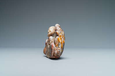 Een Chinees 'Shoushan' zeepstenen figuur van een onsterfelijke, Qing