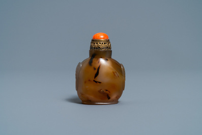 A Chinese agate snuff bottle with coral and gilt brass stopper, 19th C.