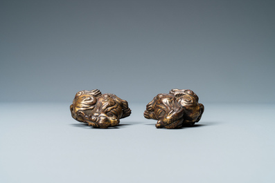 Twee Chinese vergulde en gelakte bronzen scrollgewichten, late Ming
