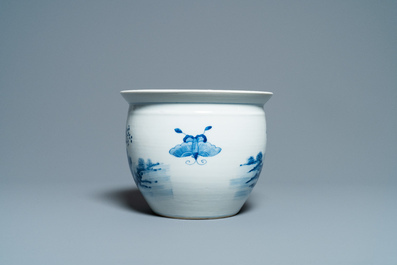 Une jardini&egrave;re en porcelaine de Chine en bleu et blanc et deux bols en famille verte, 19/20&egrave;me