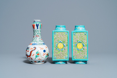 Une paire de vases de forme 'cong' en porcelaine de Chine et un vase wucai &agrave; d&eacute;cor de dragon, 19/20&egrave;me