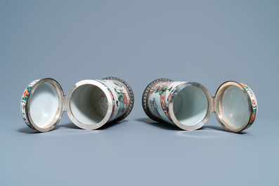 Une paire de pots cylindriques couverts en porcelaine de Chine famille verte aux montures en argent, Kangxi