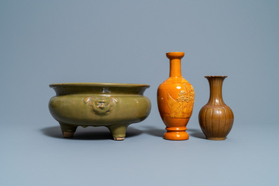 Een Chinese monochrome 'teadust' wierookbrander en twee monochrome vazen, 19/20e eeuw