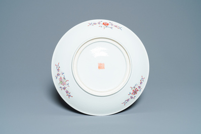 Un plat en porcelaine de Chine famille rose &agrave; d&eacute;cor de dragons, marque de Qianlong, R&eacute;publique