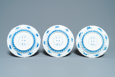 Zes Chinese blauw-witte borden met floraal decor, Chenghua merk, Kangxi