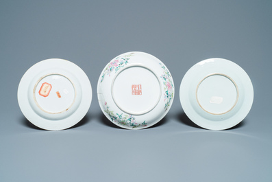 Six assiettes, une th&eacute;i&egrave;re, un bol couvert et une tasse en porcelaine de Chine famille rose, 18/19&egrave;me