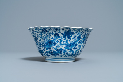 Un bol lob&eacute; en porcelaine de Chine en bleu et blanc &agrave; d&eacute;cor de carpes et d'un crabe, Kangxi
