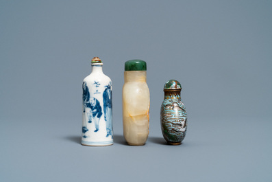 Drie Chinese snuifflessen in porselein, cloisonn&eacute; en chalcedoon, 19e eeuw