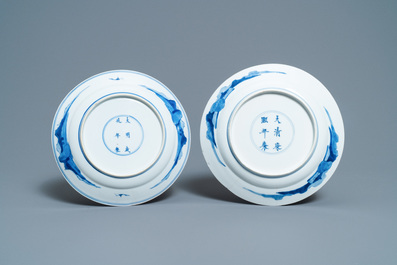 Quatre assiettes en porcelaine de Chine bleu et blanc &agrave; d&eacute;cor de 'Longues Dames', marques de Kangxi et Jiajing, Kangxi