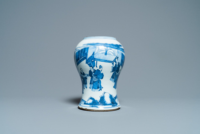 Un vase en porcelaine de Chine en bleu et blanc &agrave; d&eacute;cor figuratif, Kangxi