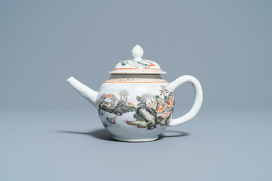 Une th&eacute;i&egrave;re et une paire de tasses et soucoupes en porcelaine de Chine, Yongzheng