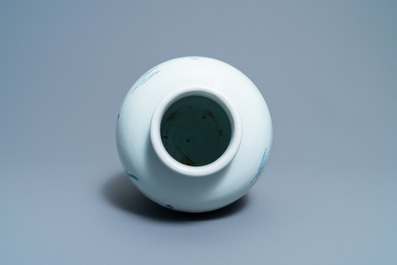 Un vase en porcelaine de Chine en bleu et blanc &agrave; d&eacute;cor de lettr&eacute;s, Yongzheng