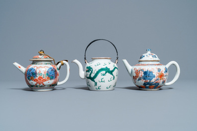 Een Chinese famille verte theepot, een Imari-stijl theepot en een Amsterdams bont theepot, Kangxi en 19e eeuw