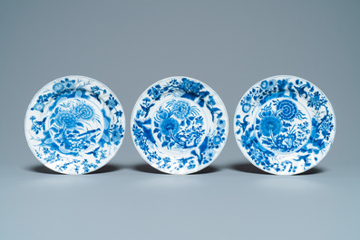 Six Chinese blue and white plates with floral design, Kangxi