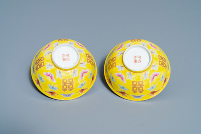 Une paire de bols aux papillons en porcelaine de Chine famille rose &agrave; fond jaune, marque de Tongzhi, 20&egrave;me