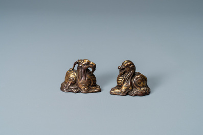 Deux poids de rouleaux en bronze dor&eacute; et laqu&eacute; en forme d'animaux mythiques, Chine, Ming