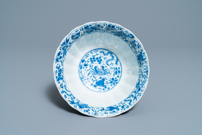 Un bol lob&eacute; en porcelaine de Chine en bleu et blanc &agrave; d&eacute;cor de carpes et d'un crabe, Kangxi