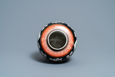 Un pot en porcelaine de Chine famille rose &agrave; fond noir, 19&egrave;me