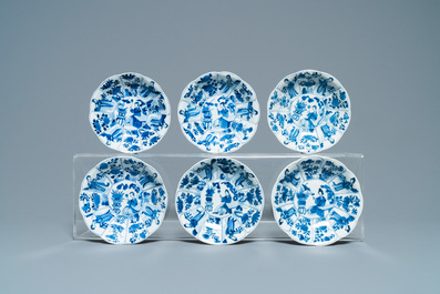 Huit assiettes en porcelaine de Chine en bleu et blanc, Kangxi
