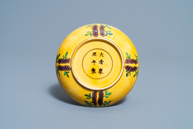 Een Chinese groene en aubergine 'draken' schotel met gele fondkleur, Kangxi merk en periode