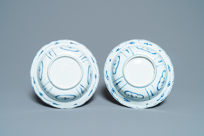 A pair of Chinese blue and white kraak porcelain 'klapmuts' bowls, Wanli