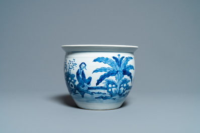 Een Chinese blauw-witte jardini&egrave;re en twee famille verte kommen, 19/20e eeuw