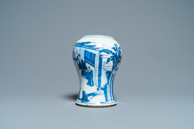 Een Chinese blauw-witte vaas met figuratief decor, Kangxi
