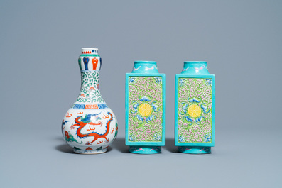 Une paire de vases de forme 'cong' en porcelaine de Chine et un vase wucai &agrave; d&eacute;cor de dragon, 19/20&egrave;me