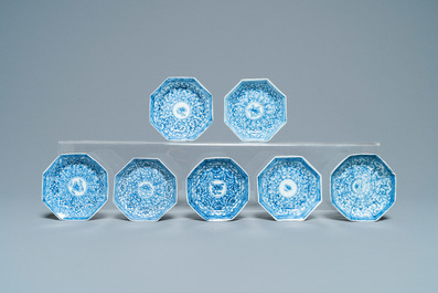 Zestien Chinese blauw-witte schotels en veertien koppen, Kangxi