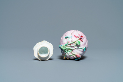 Une bo&icirc;te &agrave; th&eacute; couverte en porcelaine de Chine famille rose en forme de lotus, Yongzheng