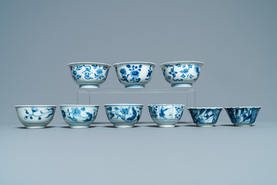 Seize soucoupes et quatorze tasses en porcelaine de Chine en bleu et blanc, Kangxi