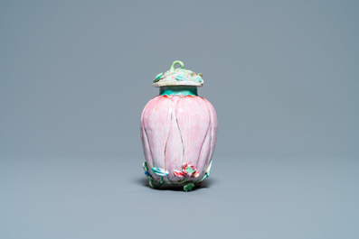 Une bo&icirc;te &agrave; th&eacute; couverte en porcelaine de Chine famille rose en forme de lotus, Yongzheng