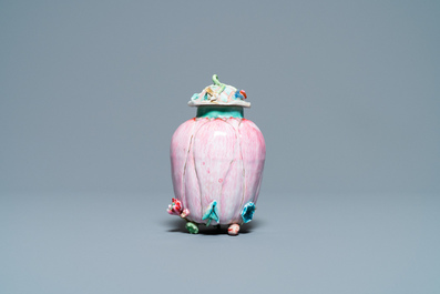 Une bo&icirc;te &agrave; th&eacute; couverte en porcelaine de Chine famille rose en forme de lotus, Yongzheng