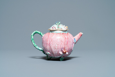 Une th&eacute;i&egrave;re couverte en porcelaine de Chine famille rose en forme de lotus, Yongzheng