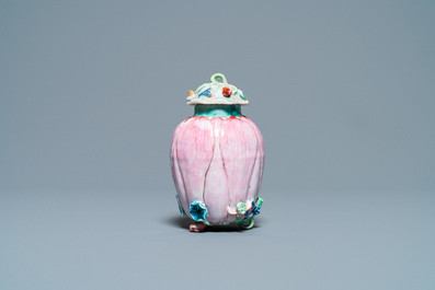 Une bo&icirc;te &agrave; th&eacute; couverte en porcelaine de Chine famille rose en forme de lotus, Yongzheng