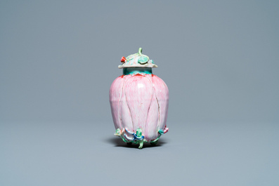 Une bo&icirc;te &agrave; th&eacute; couverte en porcelaine de Chine famille rose en forme de lotus, Yongzheng