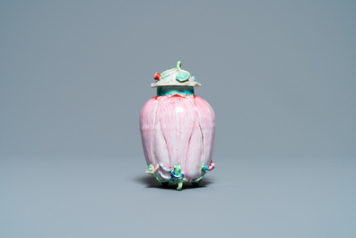 Une bo&icirc;te &agrave; th&eacute; couverte en porcelaine de Chine famille rose en forme de lotus, Yongzheng