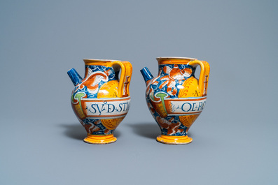 Een paar polychrome Italiaanse majolica siroopkannen, Casteldurante, 16e eeuw