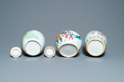 Six vases en porcelaine de Chine famille rose et verte, 19/20&egrave;me