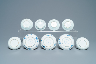 Seize soucoupes et quatorze tasses en porcelaine de Chine en bleu et blanc, Kangxi