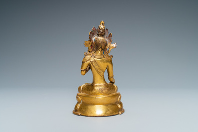 Een Sino-Tibetaanse met koraal en turkoois ingelegde vergulde bronzen figuur van Tara, 18e eeuw